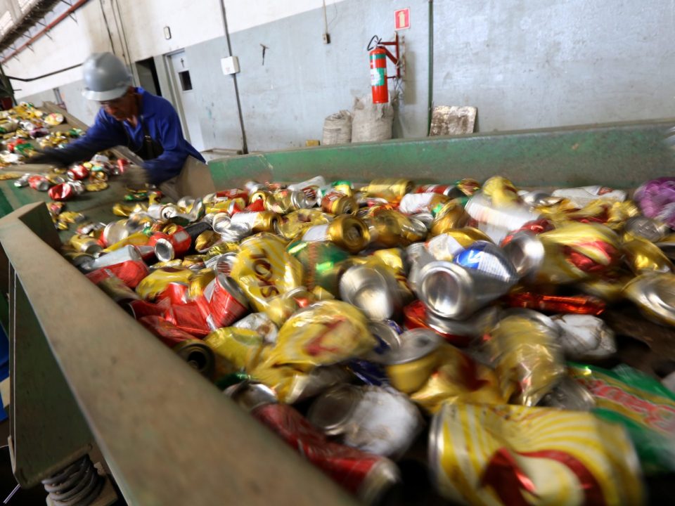 Brasil bate novo recorde de reciclagem de latas de alumínio