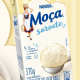 Moça lança mistura para o preparo de sorvete pronta para bater e congelar
