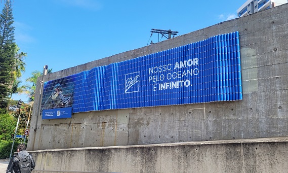 Ball inaugura painel gigante feito com 1400 latas de alumínio em São Paulo