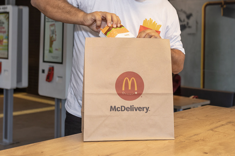 McDonald’s elimina descartáveis plásticos e se junta à iniciativa Amigos da Natureza do iFood
