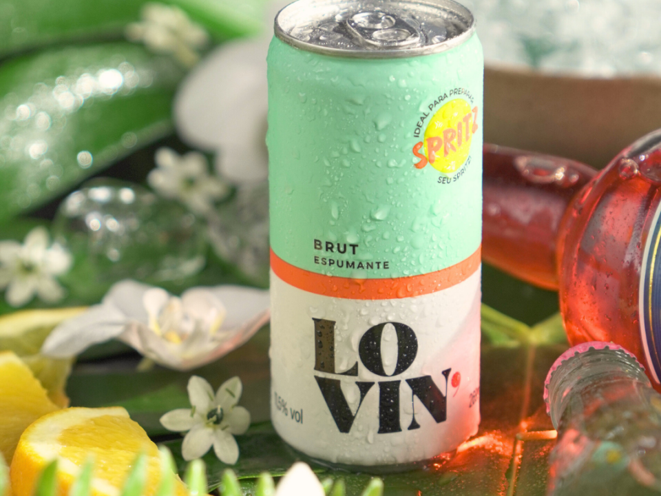 Lovin’ Wine lança Brut White em lata com selo Aperol